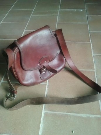 -Bolso de ojeo para cartuchos en polipiel sin usar. 25€

Si me contactáis por privado intercambiamos teléfonos 01