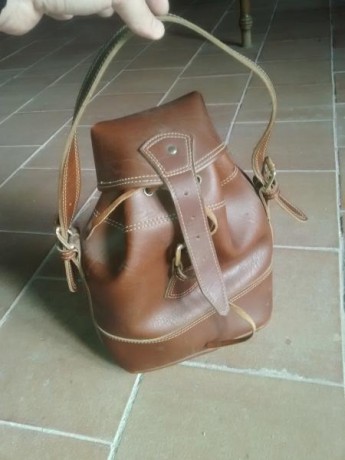 -Bolso de ojeo para cartuchos en polipiel sin usar. 25€

Si me contactáis por privado intercambiamos teléfonos 00