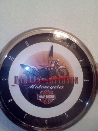 Vendo reloj de pared. Va a luz de casa con enchufe. Mide 45 cm. de radio. Esta nuevo sin estrenar. Made 00