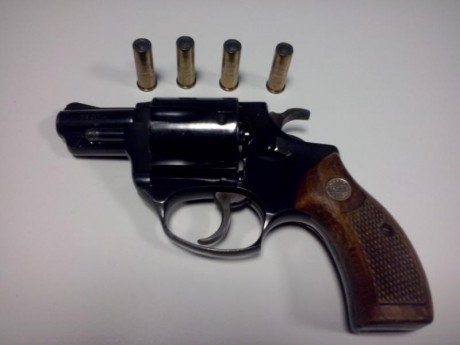 Vendo revólver Astra de dos pulgadas y calibre 38 mm. por no usar, muy cuidado, al ser segunda arma casi 02