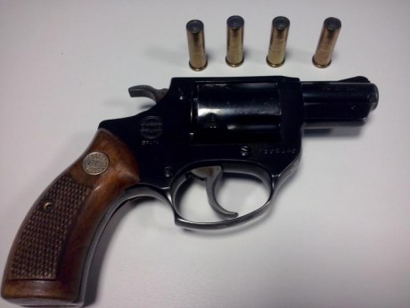 Vendo revólver Astra de dos pulgadas y calibre 38 mm. por no usar, muy cuidado, al ser segunda arma casi 01