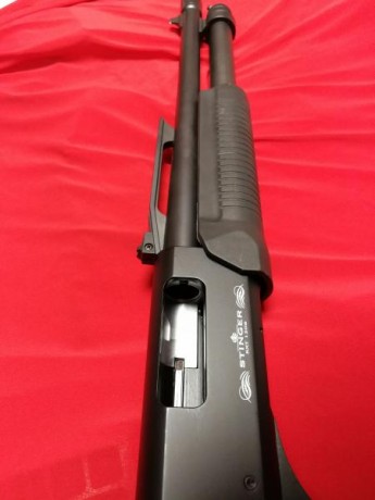 Buenas compañeros. 
Aquí os presento mi Stinger Tactical de corredera.  Una escopeta del calibre 12/76 21