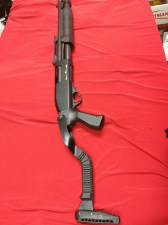 Buenas compañeros. 
Aquí os presento mi Stinger Tactical de corredera.  Una escopeta del calibre 12/76 42