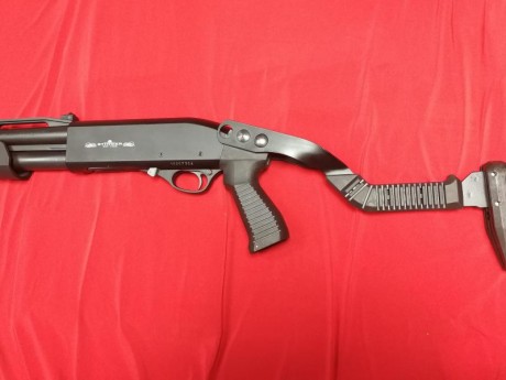 Buenas compañeros. 
Aquí os presento mi Stinger Tactical de corredera.  Una escopeta del calibre 12/76 40