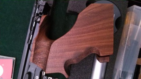 Vendo cacha en talla M de una Steyr Evo 10 mecánica, adaptable a las Evo10, Lp10, Lp50, Lp2 tanto en version 02