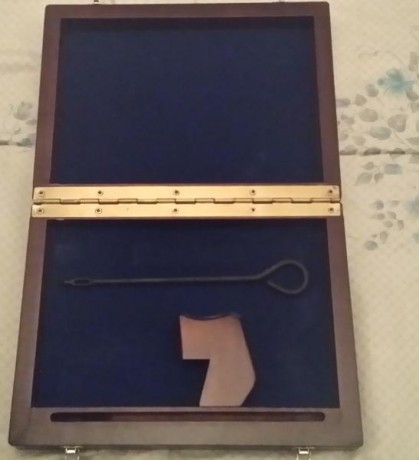 vendo estuche de madera de nogal conmemorativo de pistola walther p-38 nuevo con baqueta. 55 euros contesto 01