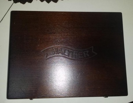vendo estuche de madera de nogal conmemorativo de pistola walther p-38 nuevo con baqueta. 55 euros contesto 00