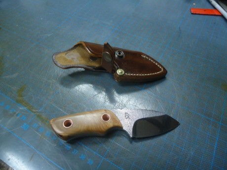 Un buen amigo mío hace unos cuchillos de lujo, el plazo de entrega de diez a doce días, el acero es D2, 01