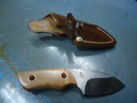 Un buen amigo mío hace unos cuchillos de lujo, el plazo de entrega de diez a doce días, el acero es D2, 00