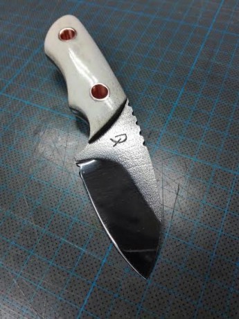 Un buen amigo mío hace unos cuchillos de lujo, el plazo de entrega de diez a doce días, el acero es D2, 12