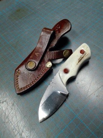 Un buen amigo mío hace unos cuchillos de lujo, el plazo de entrega de diez a doce días, el acero es D2, 11