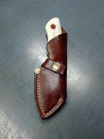 Un buen amigo mío hace unos cuchillos de lujo, el plazo de entrega de diez a doce días, el acero es D2, 10