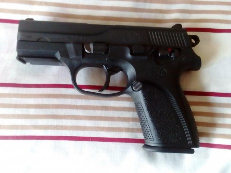 ----- VENDIDA -----

Se vende pistola compacta 9 mm pb,muy buen estado,3 cargadores de 15,caja original,un 80