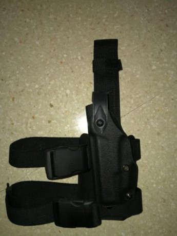 funda con pernera safariland usada para smith and wesson 4006 y 5906. Es de zurdos. Tlf 680861238. Hago 02