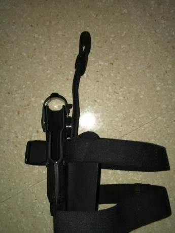 funda con pernera safariland usada para smith and wesson 4006 y 5906. Es de zurdos. Tlf 680861238. Hago 01