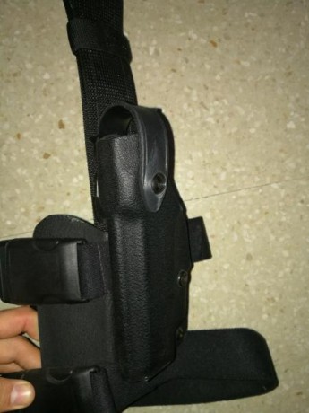 funda con pernera safariland usada para smith and wesson 4006 y 5906. Es de zurdos. Tlf 680861238. Hago 00