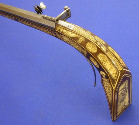 Voy a colocar unas fotos de un arma larga alemana de llave de mecha del siglo XVI. 152