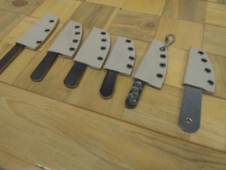 Los cuchillos estan realizados en acero D2, VG-10 laminado y acero al carbono 1095. La longitud total 01