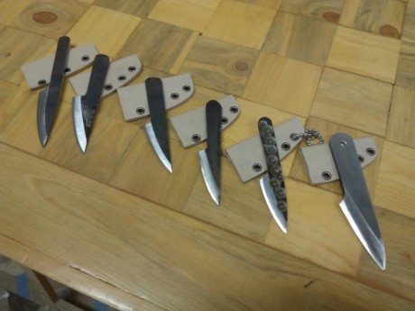 Los cuchillos estan realizados en acero D2, VG-10 laminado y acero al carbono 1095. La longitud total 00