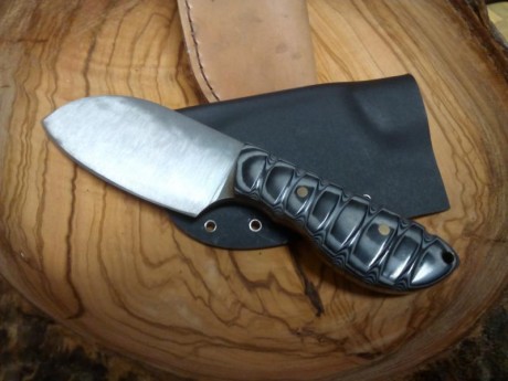 Acero: 1095
Espesor: 6mm
Longitud hoja: 10 cm
Longitud total: 20.5cm
empuñadura de micarta
Vaciado convexo
Temple 01