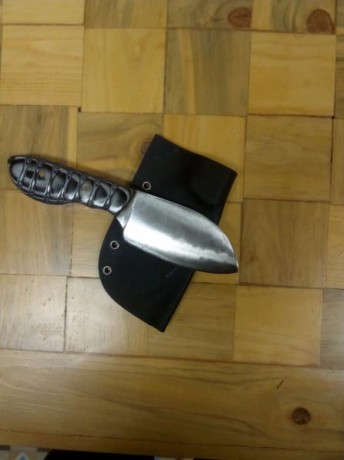 Acero: 1095
Espesor: 6mm
Longitud hoja: 10 cm
Longitud total: 20.5cm
empuñadura de micarta
Vaciado convexo
Temple 00