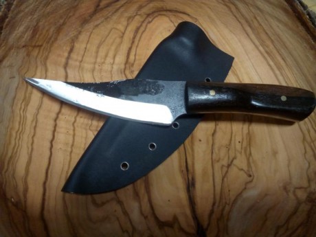Acero: 1095
Longitud hoja: 11.5cm
Longitud total: 22.5cm
Espesor: 3.5mm
Funda de kydex
Acabado brut de 00