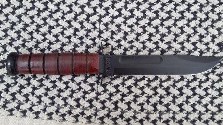 Hola a todos. Vendo este kabar usmc con mango y funda de cuero. Esta nuevo y sin uso. Tiene algunas marcas 00