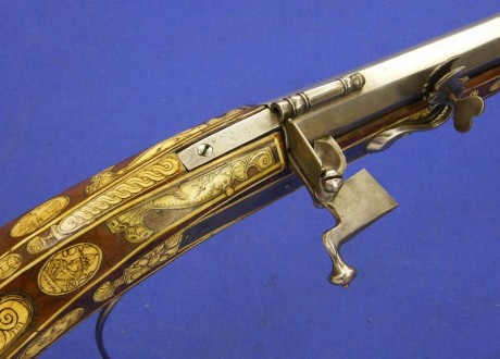 Voy a colocar unas fotos de un arma larga alemana de llave de mecha del siglo XVI. 171