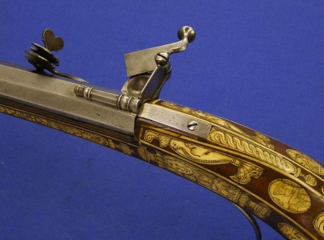 Voy a colocar unas fotos de un arma larga alemana de llave de mecha del siglo XVI. 170