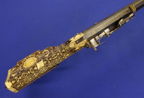 Voy a colocar unas fotos de un arma larga alemana de llave de mecha del siglo XVI. 11