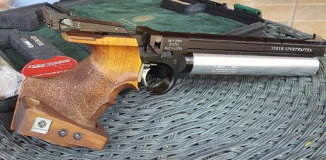 Un compañero del club de tiro vende esta pistola, es una Steyr LP50 con muy poco uso, dos cargadores, 02