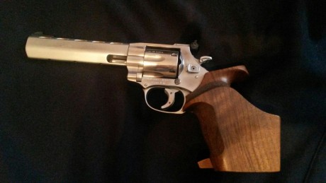 Hola a todos, pongo a la venta un revólver Weihrauch Calibre 38. Monta cachas Nilh. Tiene poco uso y soy 01