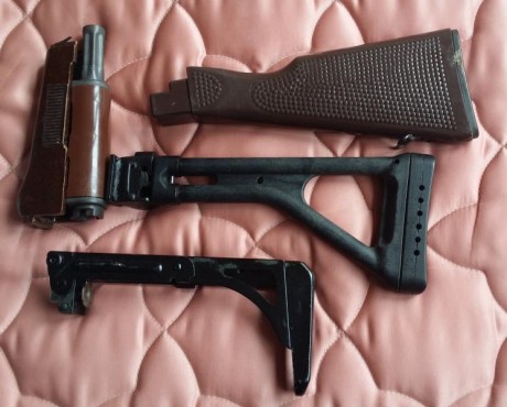 vendo culatin plegable de UZI 30 euros
culata de plástico y guardamanos de AK 47 30 euros
Culata plegable 01