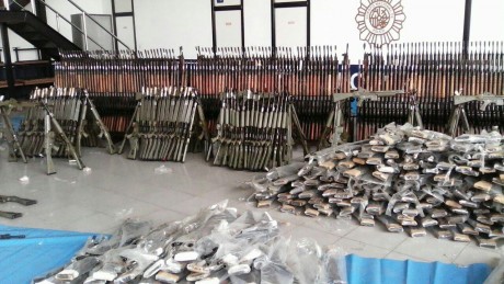Pues eso, acabo de leer la noticia en "La Razon", parece una gran operacion.

https://www.larazon.es/espana/incautadas-numerosas-armas-en-una-operacion-policial-en-getxo-BO14293277

Saludos. 40