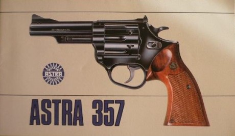 Observando este modelo patrio de revólver se pueden ver independientemente de los cuatro largos de cañón 01