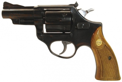 Observando este modelo patrio de revólver se pueden ver independientemente de los cuatro largos de cañón 00