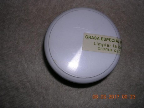 Tengo una funda de cuero, bastante rígida y con unos años ya. No sé si es porque el curado es basto o 10