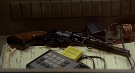 Compañeros,

En vista de las ganas de algunos (Elcafe, Wilcow, Vrakk, etc) por adivinar armas de películas 90