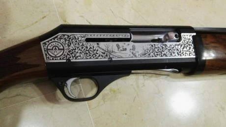 Escopeta semiautomatica en perfecto estado. No tiene ningún fallo de pavonado ni ningún arañón en la madera. 01