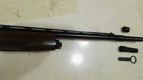 Escopeta semiautomatica en perfecto estado. No tiene ningún fallo de pavonado ni ningún arañón en la madera. 00