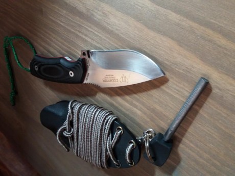 Hola, vendo este estupendo y conocido cuchillo Boina Verde Mini en acero Bolher N-695 con su funda Kydex, 01