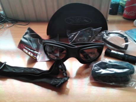 Vendo estas gafas nuevas a estrenar, aún vienen con las etiquetas, se incluyen dos pares de cristales, 01