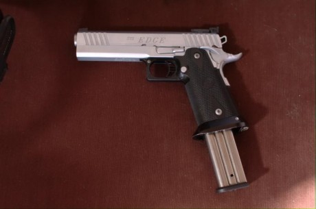 !! -- VENDIDA -- !!

Vendo Pistola STI EDGE del calibre 9mm Para.

La vendo con 4 cargadores, maletín 01