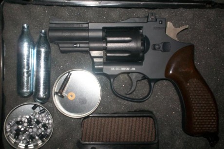 Vendo revolver gamo de co2 r77 cañon de 2 pulgadas, esta impecable, incluyo 2 bombonas, junta, tornillo 02