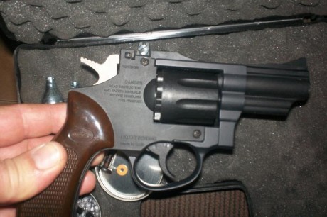 Vendo revolver gamo de co2 r77 cañon de 2 pulgadas, esta impecable, incluyo 2 bombonas, junta, tornillo 01