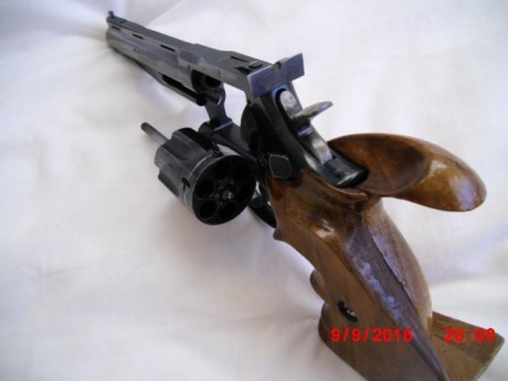 Cañon de 6" como espejo, cacha semianatomica, todo completo en caja original. Sin desperfectos algunos 00
