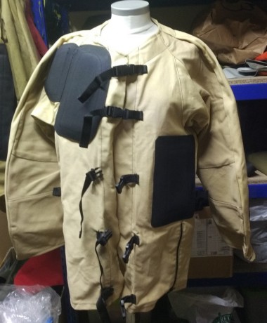 Hola, 
tengo esta chaqueta nueva que se hizo por encargo  y por fiarme de ciertos personajes tuve que 00