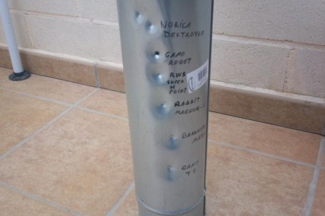 prueba de balines
distancia 20 metros
carabina gamo coyote black cal 5.5
blanco,tubo de chapa galvanizada 01
