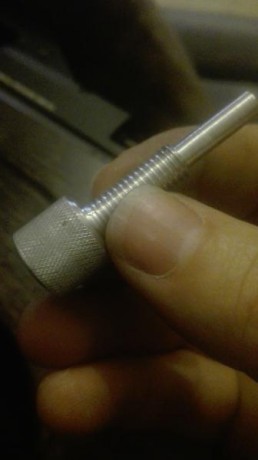 Bueno pues en un momento de aburrimiento  y viendo que el tornillo de ajuste de la tensión del muelle 02