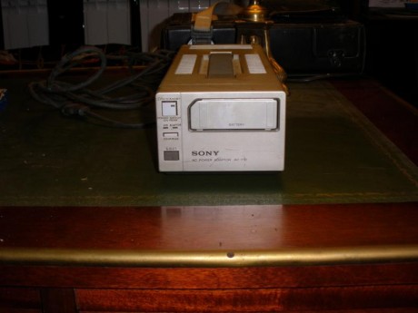 Cambio:

-Videocámara SONY BETAMAX (equipo completo funcionando): Videocámara, estuche original, cargador 12